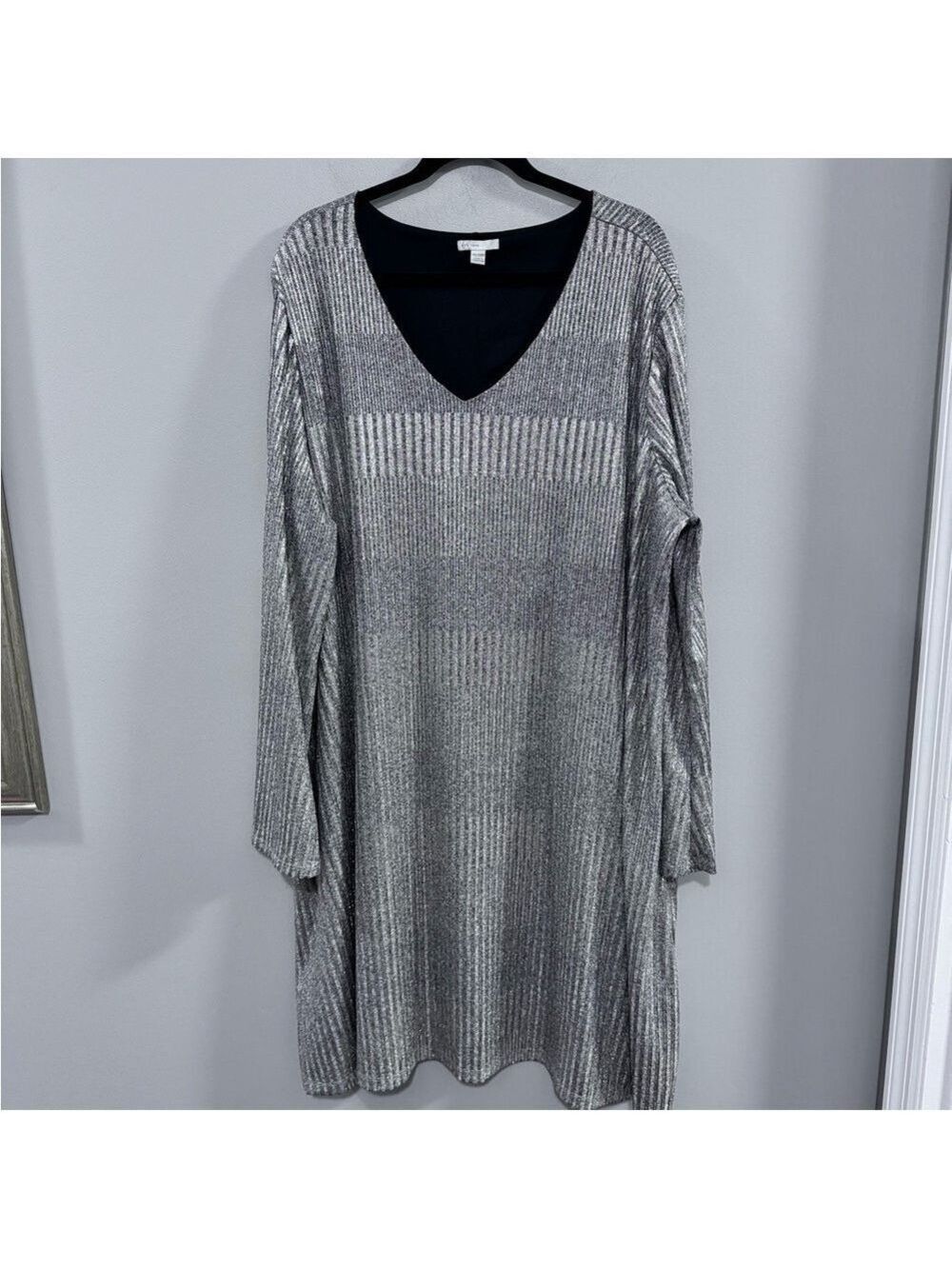 Women's C est 1946 Chic Metallic Long Sleeve V Neck Dress. Size 26/28 W
